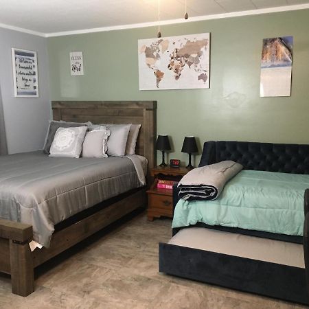 Home Away From Home, Recently Renovated North Troy 外观 照片