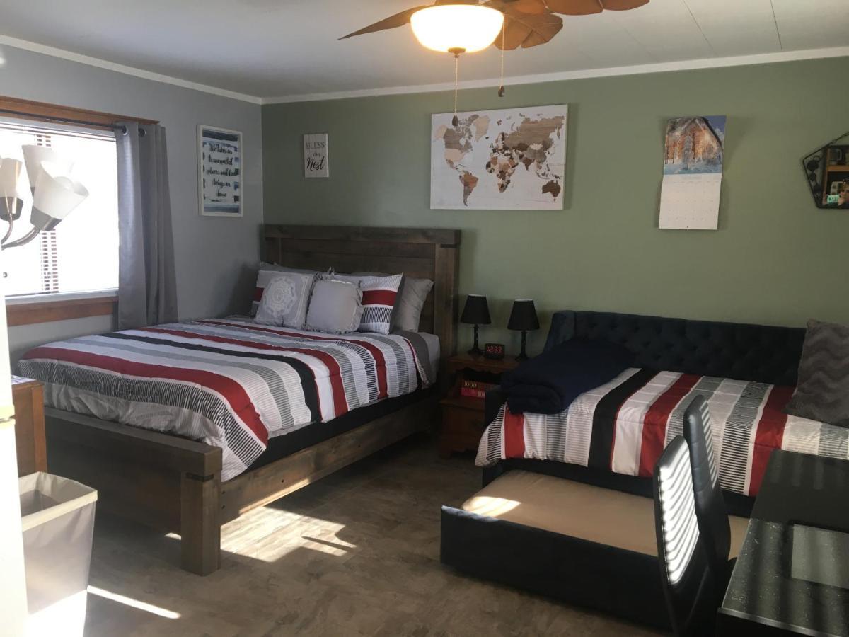 Home Away From Home, Recently Renovated North Troy 外观 照片