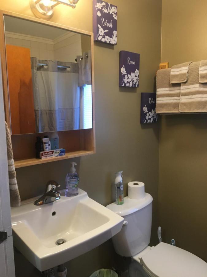 Home Away From Home, Recently Renovated North Troy 外观 照片