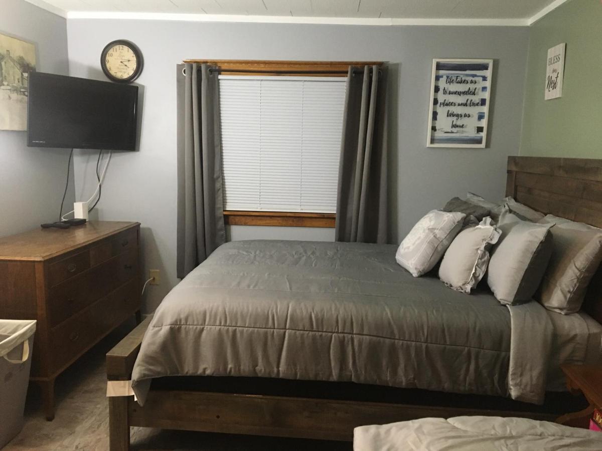 Home Away From Home, Recently Renovated North Troy 外观 照片